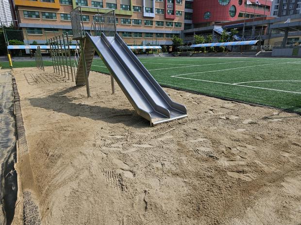 학교 운동장 모래 보충, 걱정 끝! 전국산업안전으로 안전하고 튼튼한 놀이터 만들기