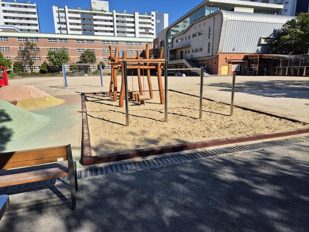 학교 운동장 모래보충 전문! 용당1동초등학교, 안전하고 튼튼하게 완성! 관련 이미지