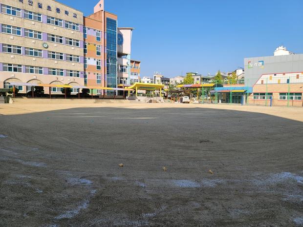 용당2동중학교 운동장 모래보충: 전문 시공으로 튼튼한 놀이터 만들기