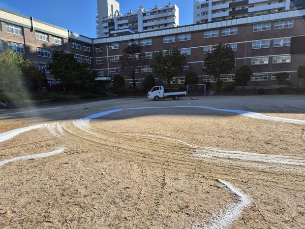 산정동병설유치원 운동장 관리: 안전과 품질, 전국산업안전으로 건강한 놀이터 만들기 관련 이미지