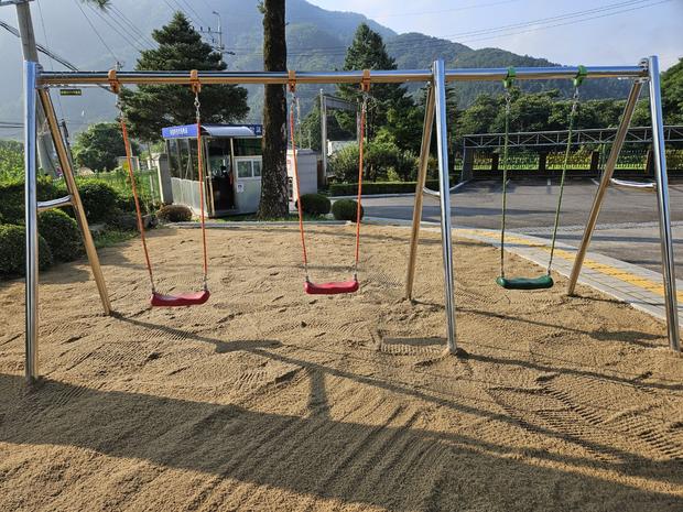 학교 운동장 잡초 제거! 안전하게 신뢰할 수 있는 전국산업안전 시공 ?