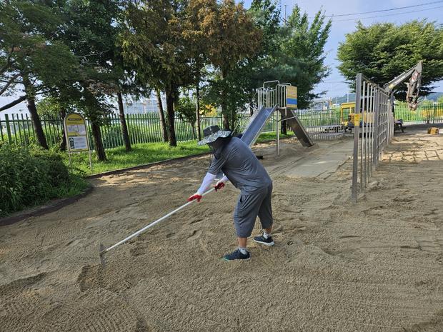 대성동고등학교 운동장 잡초 제거: 전국산업안전으로 안전하고 건강한 운동 공간 만들기! 관련 이미지