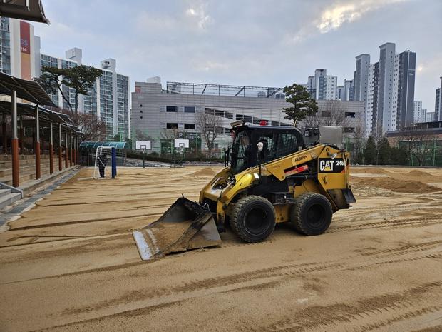 학교 운동장 잡초 제거: 전문 시공으로 안전하고 깨끗한 공간 만들어보세요! 관련 이미지