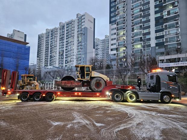 동명동초등학교 운동장 잡초 제거, 전국산업안전으로 깨끗하게!