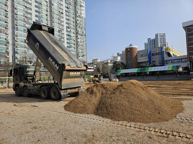 동명동중학교 운동장 잡초 제거, 전국산업안전으로 안전하고 매력적인 공간 만들어봐!