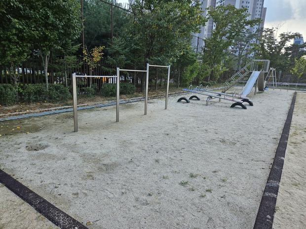 학교 운동장 안전관리, 전국산업안전  ?  반려견도 안전하게 놀 수 있어요!
