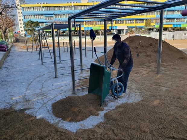 삼학동중학교 운동장 모래보충, 전국산업안전으로 튼튼한 놀이터 만들기!