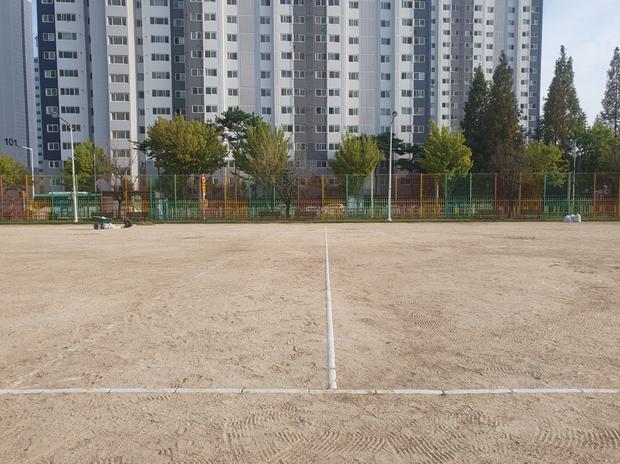 학교 운동장 잡초 제거, 전국산업안전으로 건강하고 안전한 놀이터 만들기!