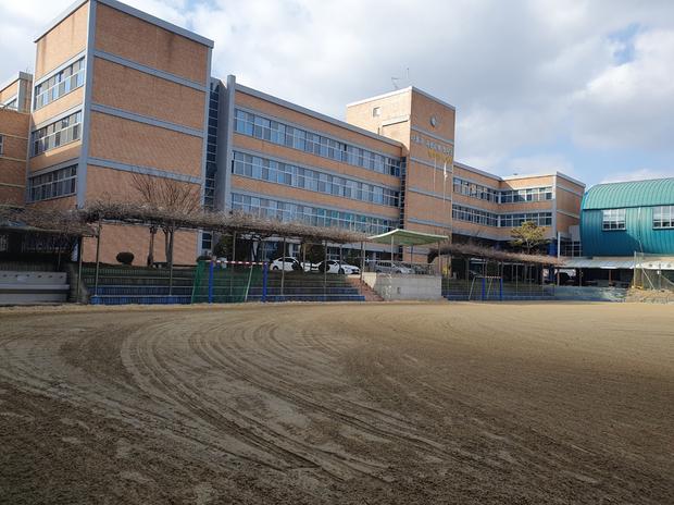 유달동초등학교 운동장 잡초 제거: 전국산업안전으로 더욱 안전한 공간 만들기! 관련 이미지