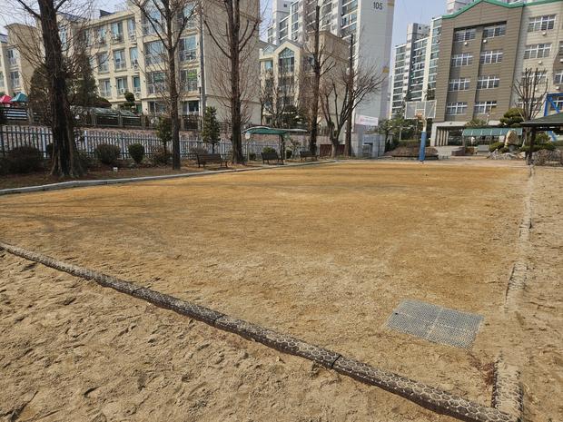 유달동중학교 운동장 잡초 제거, 전국산업안전으로  깨끗하고 안전한 공간 만들기!