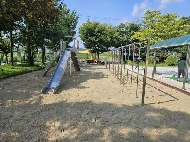 용해동초등학교 운동장 소금살포, 전문 시공으로 안전하고 쾌적한 환경 완성!