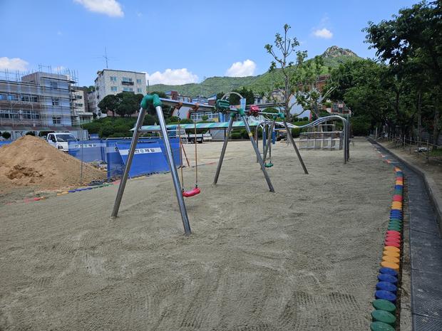 상동초등학교 운동장 잡초 제거: 전국산업안전으로 깨끗한 놀이 공간 만들기! 관련 이미지