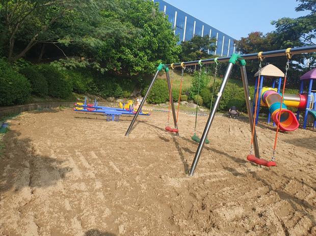 삼향동초등학교 운동장 소금살포: 전국산업안전  garantire 최적의 안전 환경!
