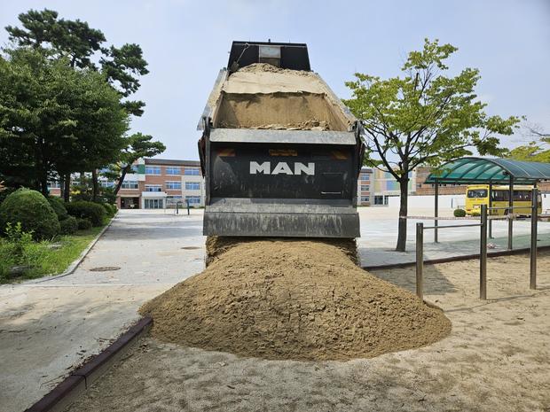 삼향동병설유치원 운동장 모래보충: 전국산업안전으로 깨끗하고 안전한 놀이터 만들기 관련 이미지