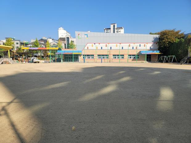 ? 학교 운동장 잡초 제거 전문가, 안전하고 효과적인 부흥동 어린이집 유지보수 관련 이미지