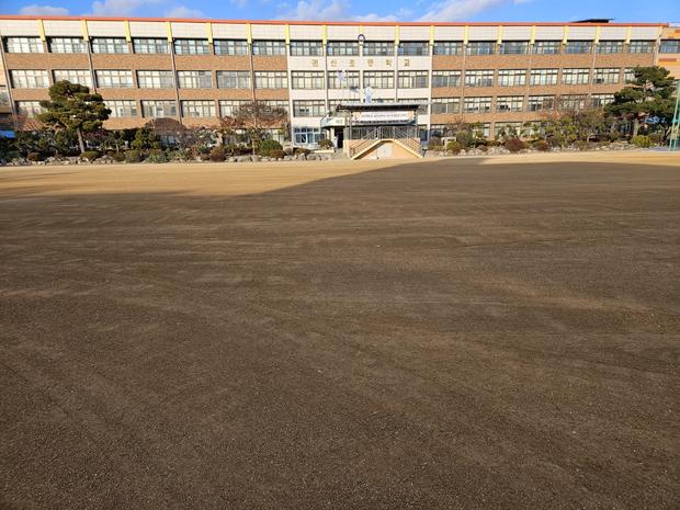 부주동초등학교 운동장 소금살포: 전국산업안전, 학교 시설 관리 최고 수준!