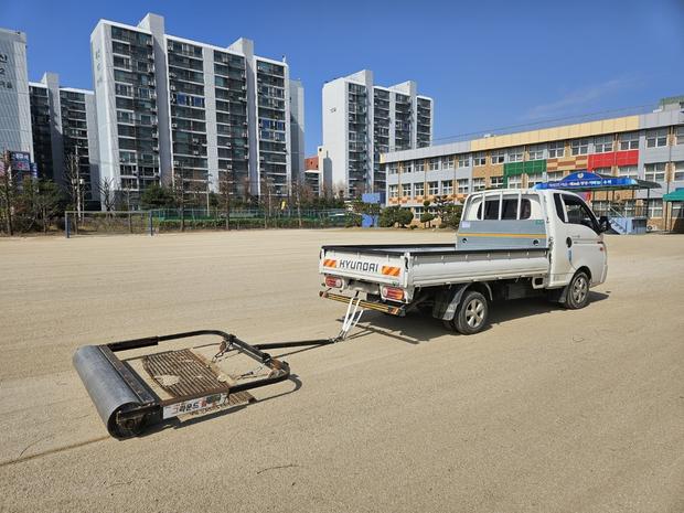 부주동중학교 운동장 소금살포! 전문 시공으로 안전하고 튼튼한 장비를 만듭니다!