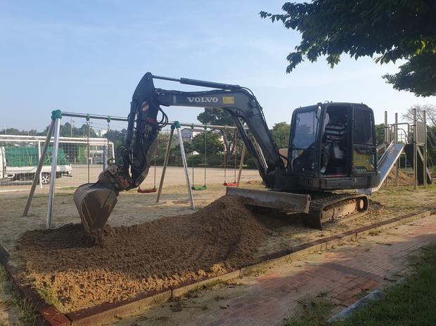 여수시중학교 운동장 잡초 제거: 전문 시공으로 안전하고 멋진 공간 만들기! 관련 이미지