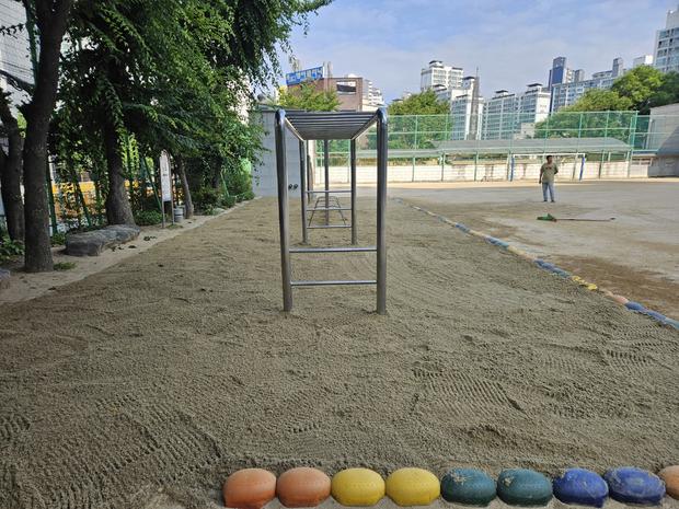돌산읍고등학교 운동장 관리: 안전과 효율성 최우선, 전국산업안전으로 믿음직스러운 서비스 관련 이미지