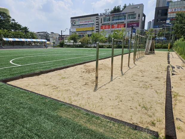 학교 운동장 잡초 제거, 안전 & 효율성까지 담은 전국산업안전  소라면 초등학교