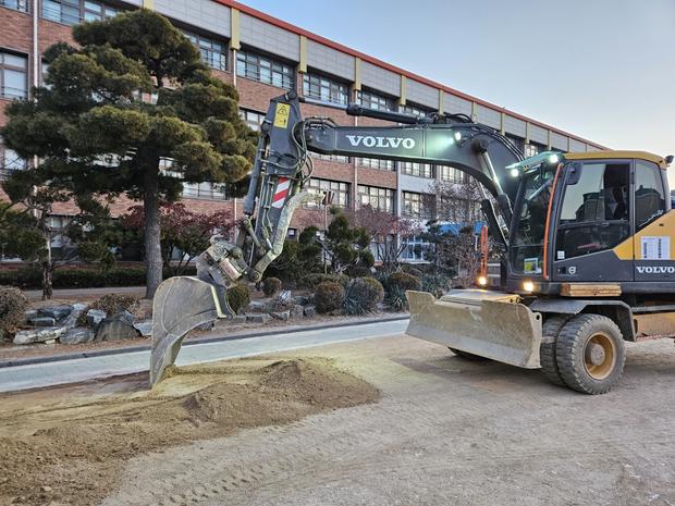 율촌면중학교 운동장 잡초 제거, 전국산업안전으로 안정적인 놀이터 만들어보세요!