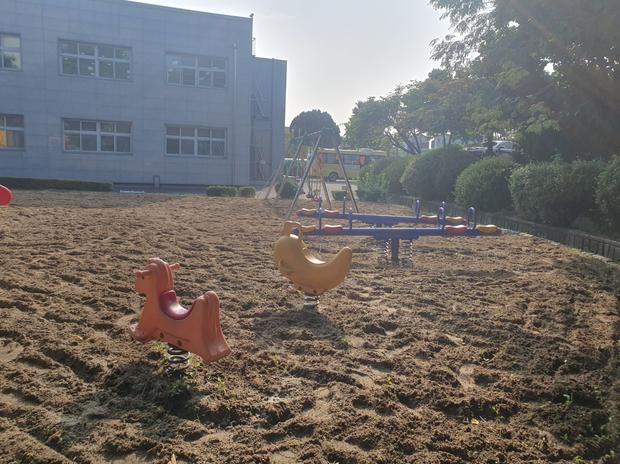 학교 운동장 잡초 제거, 전문 안전 시공으로 건강하고 안전한 놀이터 만들어요! 관련 이미지