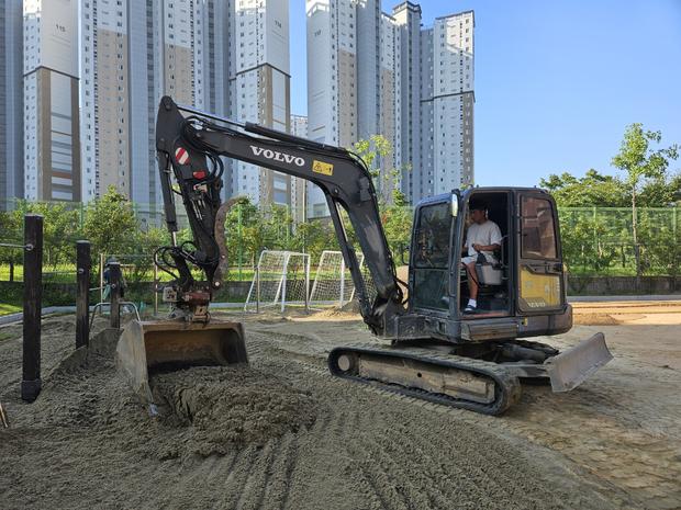 학교 운동장 잡초 제거! 전문 시공으로 안전하고 건강한 공간 만들어보세요!