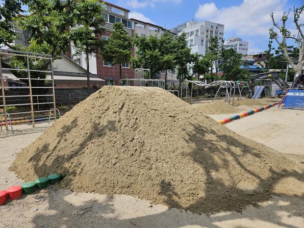 화정면초등학교 운동장 잡초 제거: 전국산업안전으로 깨끗한 교육 공간 만들어보세요!
