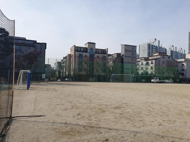 삼산면고등학교 운동장 잡초 제거: 전문 시공, 안전성 최우선!