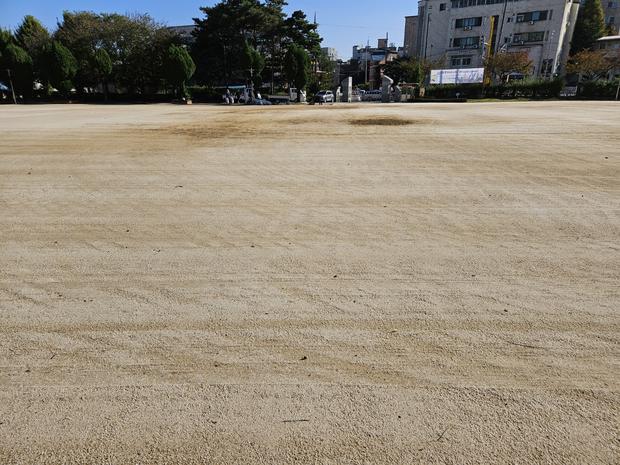 학교 운동장 소금살포? 전문 시공으로 안전하고 지속가능한 놀이터 만들자!