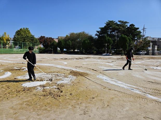 동문동초등학교 운동장 모래 보충 전문가로 안전하고 튼튼한 놀이터 만들기!