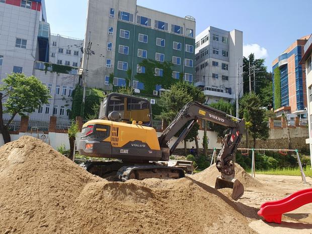 동문동중학교 운동장 관리, 안전 먼저! 전문 업체로  고려하세요. 관련 이미지