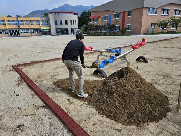 한려동초등학교 운동장 모래보충: 전문 시공으로 튼튼하고 안전한 놀이터 만들기! 관련 이미지