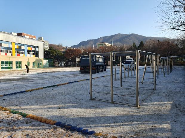 중앙동중학교 운동장 관리: 전국산업안전으로 깨끗하고 안전한 놀이터 만들기!