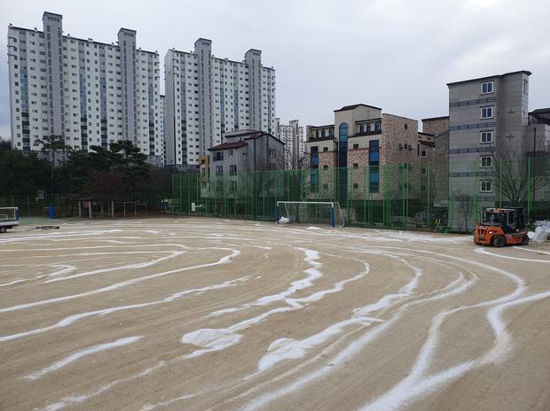 학교 운동장 잡초 제거: 전문 시공으로 안전 & 쾌적한 공간 만들기!