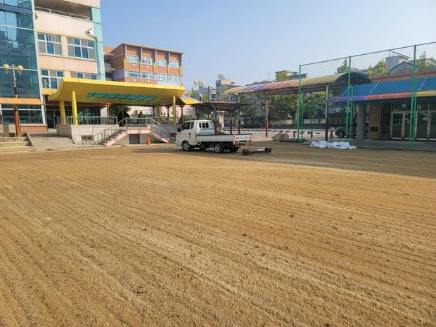 충무동고등학교 운동장 잡초 제거, 전국산업안전으로 건강한 공간 만들어보세요!