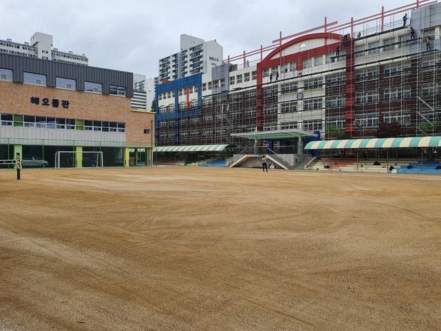 학교 운동장 모래보충,  전국산업안전으로 안전하고 오래된  운동장 보호! 관련 이미지