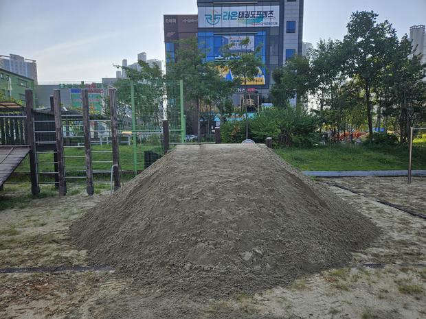 학교 운동장 잡초 제거, 안전 & 효율성! 전국산업안전으로 완벽 관리하세요!
