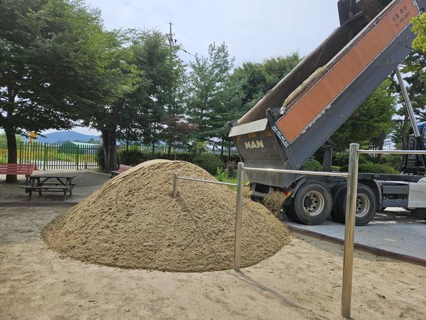 학교 운동장 안전, 여서동 유치원 소금 살포! 전국산업안전 절차 완벽 가이드