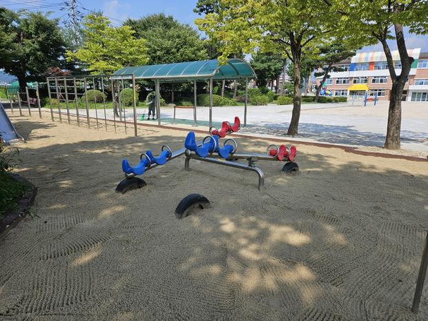 ? 운동장 잡초 제거, 전국산업안전으로 깨끗하고 안전한 놀이터 만들기!