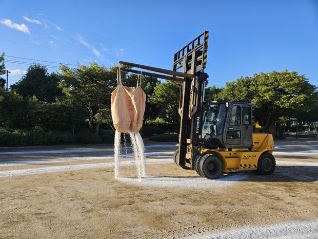 여서동고등학교 운동장 잡초 제거: 전문 시공으로 안전하고 품질 좋은 놀이터를 만들어 ...