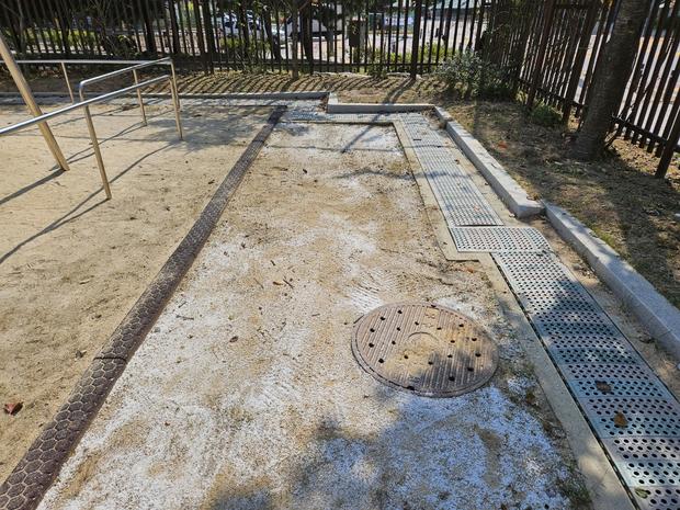 ? 학교 운동장 잡초 제거, 전문 시공으로 안전하고 깔끔한 공간 만들기! 관련 이미지