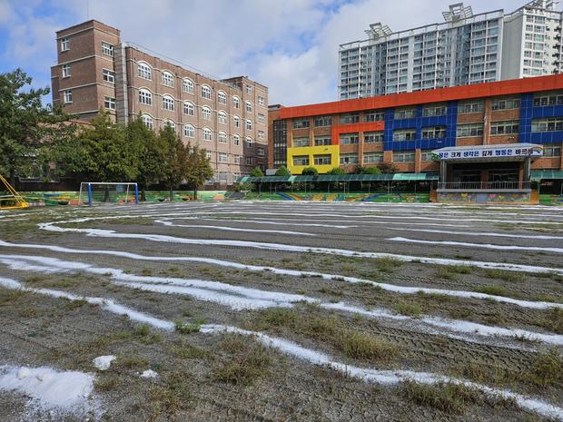 둔덕동고등학교 운동장 소금 살포: 전문적인 안전 시공으로 깨끗하고 건강한 공간 만들기 관련 이미지