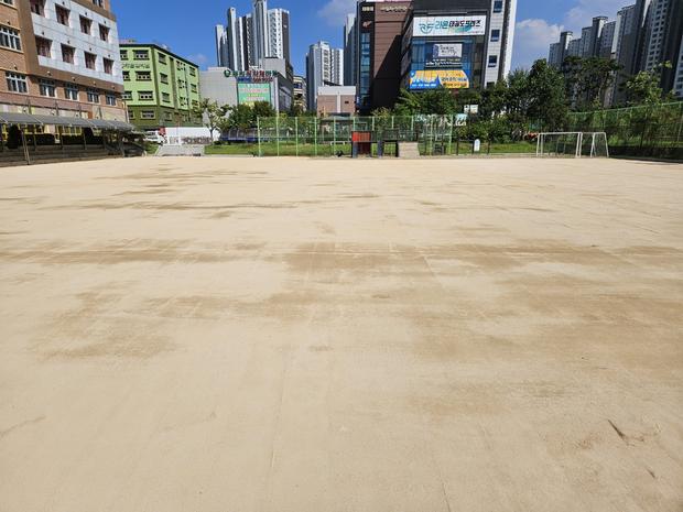? 시전동고등학교 운동장 모래 보충, 1년 만에 완벽한 상태로! 전문 시공으로 안정성 확보