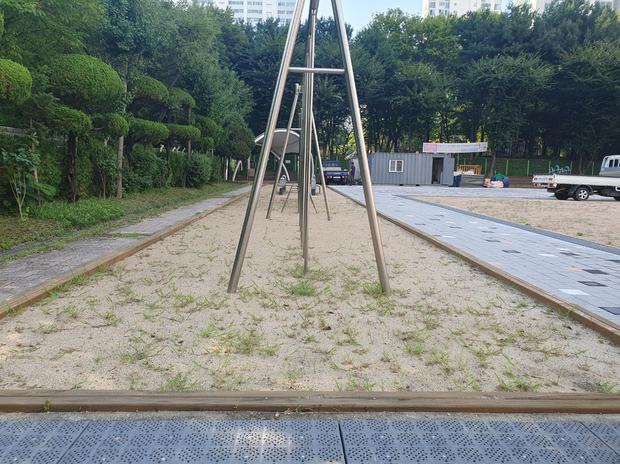 여천동중학교 운동장 모래보충 | 전문 시공으로 튼튼하고 안전한 놀이터 만들기