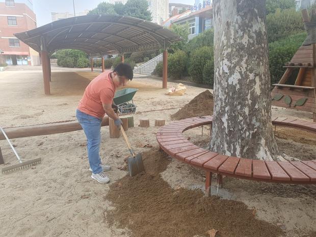 순천시초등학교 운동장 소금살포: 안전과 품질 최고, 전국산업안전으로 더욱 신뢰할 만한...