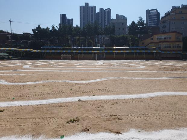 해룡면중학교 운동장 혁신 관리, 안전과 탁월한 기능까지!