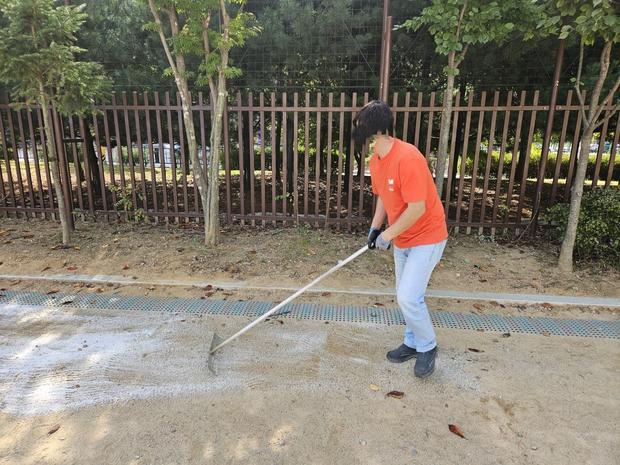 해룡면중학교 운동장 모래보충, 전국산업안전으로 안전하고 건강한 놀이 공간 만들어 보세요!