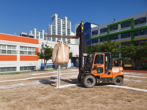 해룡면고등학교 운동장 소금살포: 전문가로부터 안전하고 품질 좋은 운동장 유지보수!