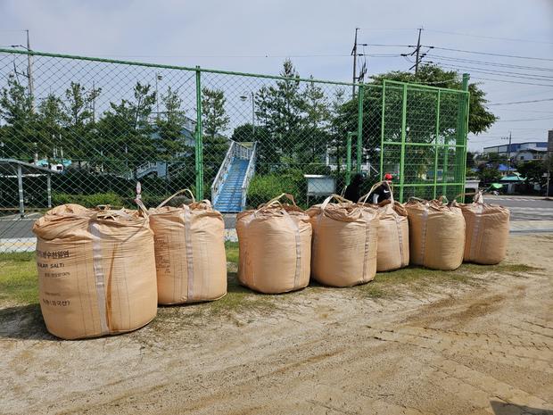 학교 운동장 안전, 해룡면 어린이집 소금살포! 전국산업안전으로  걱정 없이 건강하게 ...